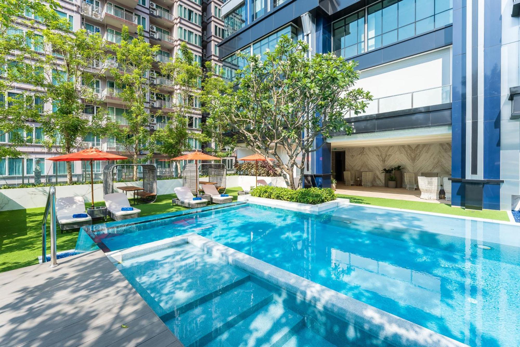 Silq Hotel & Residence, Managed By The Ascott Limited Bangkok Exterior photo The swimming pool at the hotel