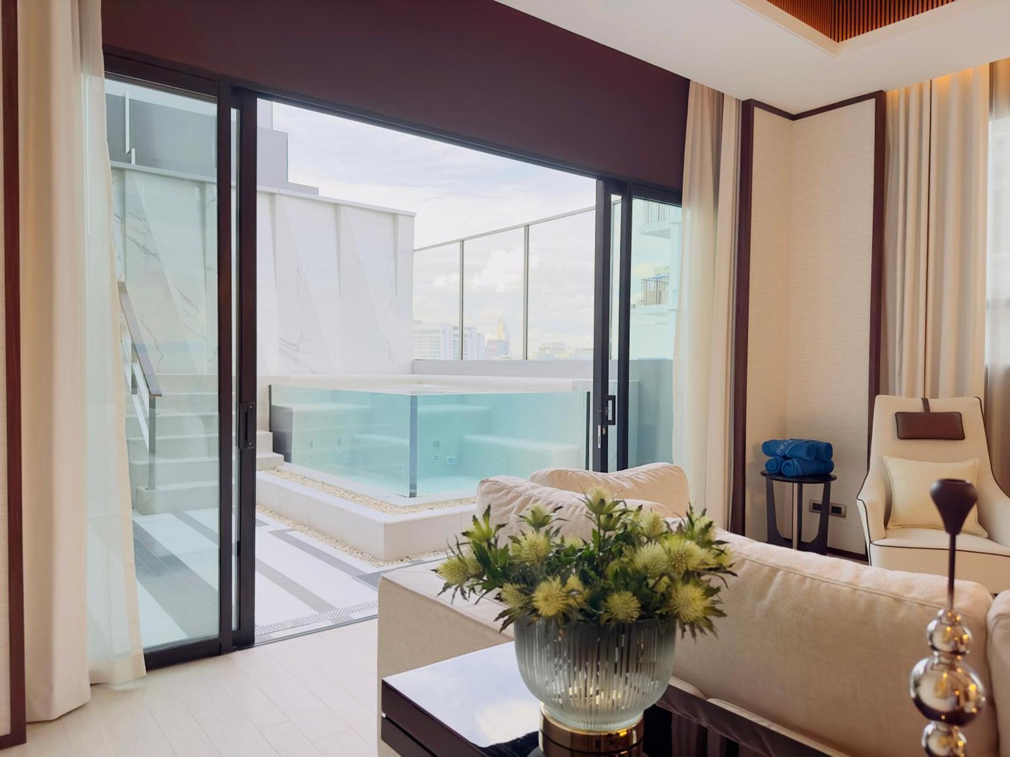 Silq Hotel & Residence, Managed By The Ascott Limited Bangkok Room photo A living room with a sliding door