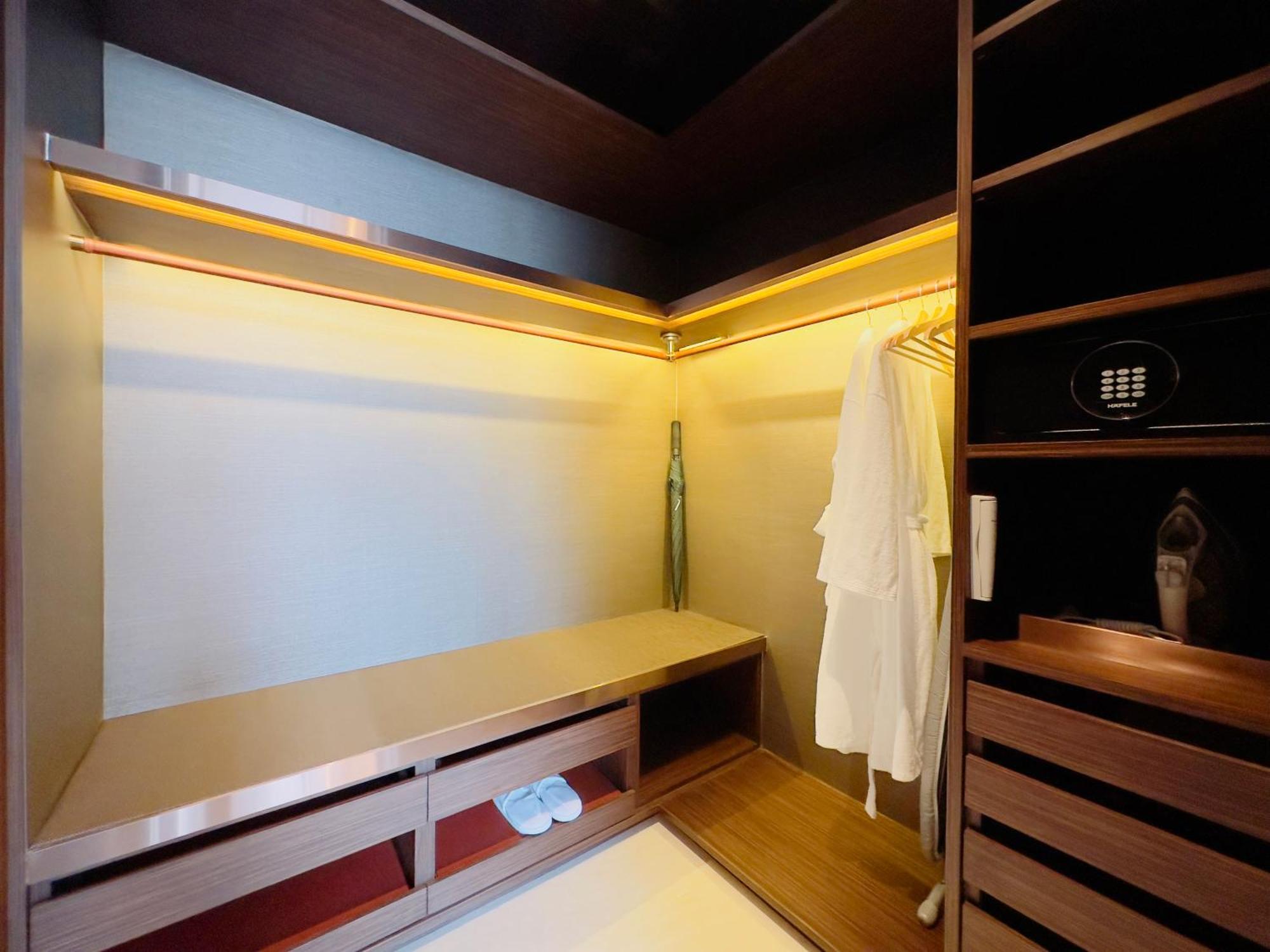 Silq Hotel & Residence, Managed By The Ascott Limited Bangkok Room photo A walk-in wardrobe